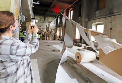 Einige Kunstwerke beziehen die Geschichte und Hinterlassenschaften der Buntpapierfabrik direkt mit ein.