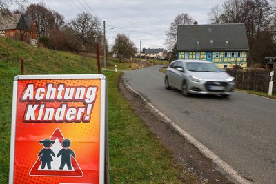 Solche Schilder haben die Anwohner in Kuhschnappel aus Angst um ihre Kinder in eigener Regie aufgestellt.