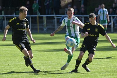 Ian Schenker (Mitte) und seine Thalheimer Teamkollegen boten gegen Titelkandidat Rabenstein eine starke Leistung.