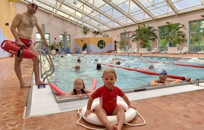 Der Innenbereich bleibt in seiner jetzigen Form erhalten und kann weiter für den Vereinssport - auf dem Foto die Wasserwacht -, den Schwimmunterricht sowie von Freizeitschwimmern genutzt werden. 