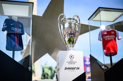 Der Pokal der Champions League steht zwischen den Trikots der Finalteams Paris Saint-Germain und FC Arsenal. 
