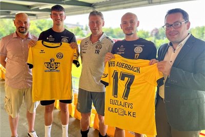 Mit Felix Hache (Zweiter von links) und Aleksandrs Guzlajevs (Zweiter von rechts) stehen dem Oberligateam des VfB Auerbach ab sofort zwei regionalligaerfahrene Stützen zur Seite. Beide kennen sich im Vogtland schon gut aus. Das freut auch den Trainer (Mitte).