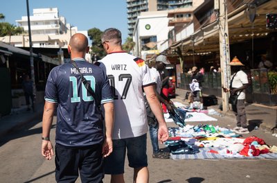 Der Verkauf gefälschter Trikots findet in Urlaubsregionen vielfach auf offener Straße statt.