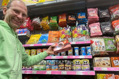 René Roth ist der Betreiber des neuen Geschäfts in der Stadt-Galerie, wo es exotische Süßigkeiten, Snacks und Getränke gibt.