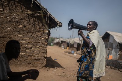 Machozi Naumi macht in einem Lager auf dem Gelände des ISP (Institut Supérieur Pédagogique) der Stadt Bunia, in dem Binnenvertriebene leben, auf Ebola aufmerksam.