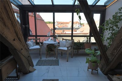 Im Dachgeschoss des Hauses wurden Wände geöffnet, um Licht in die Wohnräume zu bringen. Von hier aus ist ein Blick über die Freiberger Altstadt möglich.