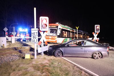 Der Bahnübergang auf der Dorfchemnitzer Straße zwischen Dorfchemnitz und Zwönitz ist laut Polizei mit Halbschranken gesichert. Ein Opelfahrer hatte am Montagabend offenbar versucht, diese zu umfahren.