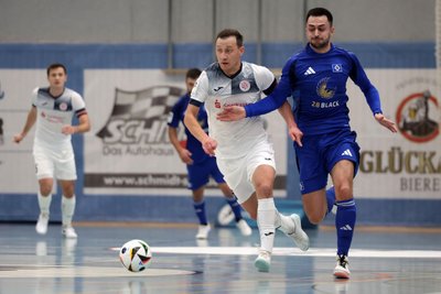 Oleksandr Sorokin (links) treibt in dieser Szene aus dem Heimspiel gegen den Hamburger SV den Ball nach vorn. In der Schlussphase markierte er für HOT 05 Futsal den Ausgleichstreffer.