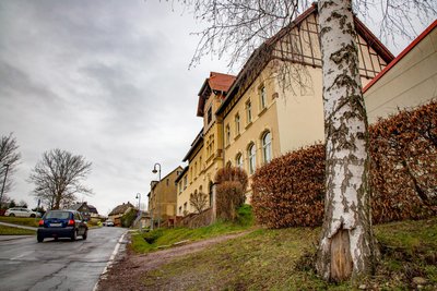 Die Frankenberger Straße ist seit Jahren eine Holperpiste, vor der Kita „Lichtenwalder Zwerge“ gibt es keinen Fußweg. Das soll sich bald ändern.