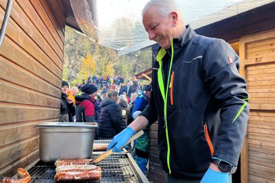 Jurek Thiele am Grill. Er betreibt in Hohndorf einen Imbiss. Nun machte er die Besucher von "Rund um Zschopau" satt.