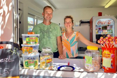 Katrin Hebbe-Loef und Arjan Loef betreiben seit sieben Jahren den Imbiss im Freibad Pretzschendorf.