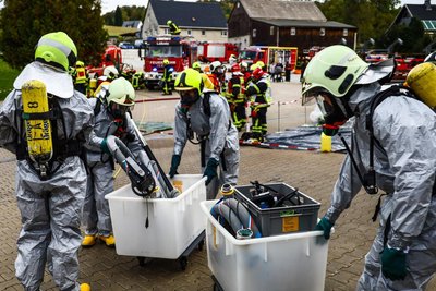 Das ist eine Besonderheit der Beierfelder Wehr: Sie stellt den ersten Gefahrgutzug Erzgebirge und wird immer dann alarmiert, wenn es um Einsätze mit chemischen oder toxischen Stoffen geht. Dieses Bild entstand während einer Übung im Lößnitzer Ortsteil Dittersdorf.