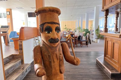 Diese urige hölzerne Kochfigur hat Tassilo Schumann vor Jahren der Familie Rudolph geschenkt.
