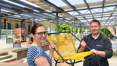 Doreen und Holger Nitzschke haben vor einiger Zeit den Platz unter dem neuen Terrassendach der Jugendherberge in Falkenhain mit alten, aber bei Gästen beliebten Stühlen bestückt. Das Haus wird nur im Sommer betrieben.