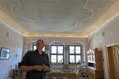 In einem der Wohnräume ist die barocke Stuckdecke erhalten geblieben, in diesem Zimmer wurde sie von einem Theatermaler nachempfunden.