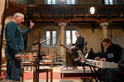 Probe in Freital mit Kantor Gottfried Nestler (h.), Komponist Sebastian Paul Rehnert (r.), Sänger Andreas Scheibner (Bass).