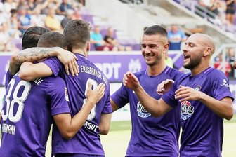 1:0 gegen Schalke: Prestigesieg für Aue - Neuzugang Robert Herrmann (links) schoss das Tor des Tages. Tom Baumgart, Filip Kusic, Philipp Riese und Emmanuel Iyoha (von links) gratulieren.