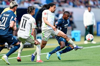 1:0 gegen Werder: Hoffenheims Königsklassen-Traum lebt - Hoffenheims Bazoumana Touré (r.) macht Druck gegen Werder. 