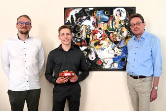 1,0er-Abiturient im Reichenbacher Rathaus empfangen: „Philipp hat viele Talente“ - Philipp Wetzl mit Schulleiter Mark Büdeker (links) und OB Henry Ruß vor einem echten Wetzl.