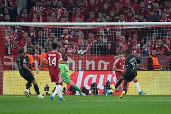 1:1 gegen Paris: FC Bayern verpasst Champions-League-Finale - Das 1:0 für Paris: Der Ex-Dortmunder Ousmane Dembele (r) trifft in München.