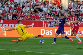 1:1 in Essen: Seitz' Premierentor langt Erzgebirge Aue nicht für den zweiten Saisonsieg - Sean Seitz spitzelt den Ball vorbei an Torwart Jakob Golz zum 1:0 für Aue ins Netz, Essens Marvin Obus (re.) kann nicht mehr eingreifen.