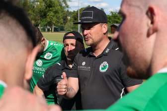 1:2 beim Vorletzten: Merkur Oelsnitz blamiert sich in Frankenberg - Daumen hoch wie hier auf diesem Archivfoto hieß es bei Merkur-Trainer Kenny Häußler am Samstag nach der 1:2-Pleite in Frankenberg sicherlich nicht.