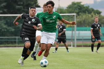 1:2 gegen Thalheim: Merkur Oelsnitz bleibt weiter ohne Testspiel-Erfolg - Neu beim SV Merkur ist Toni Döge (links), hier im Duell mit dem Thalheimer Junis Medjadji. Döge kam vom VfB Schöneck.