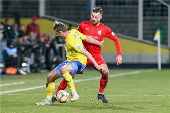 1:2 in Jena: Zwickau gibt Führung noch leichtfertig aus der Hand - Zwickaus Morris Schröter (rechts) narrt in dieser Szene Jenas Pierre Fassnacht. Am Ende hatte aber Fassnacht gut Lachen.
