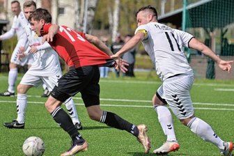 1:2 und 1:4: Lok und Mülsen polieren Auswärtsbilanz auf - Luke-Leon Neuper (im roten Trikot) und seine Mitspieler von der Lok trotzten am Sonntag in Schneeberg allen Widerständen. Zwickau eroberte mit dem 2:1-Auswärtssieg den zweiten Tabellenplatz zurück.