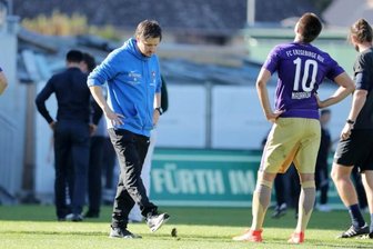 1:2 - Veilchen gehen in Fürth leer aus - Hannes Drews (Mitte), Trainer des FC Erzgebirge, konnte nach der 1:2-Niederlage weder mit dem Ergebnis noch mit der Leistung seiner Mannschaft zufrieden sein. Mit Blick auf die nächste Partie gegen Regensburg forderte er, dass sich die Offensivabteilung steigern muss.