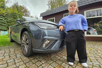 1,20-Meter-Frau aus dem Erzgebirge: Fahrschule und Abitur geschafft – nun geht es ab auf die Uni - Stolz mit Führerschein: Die kleinwüchsige Celina Röwer hat die Fahrschule geschafft – und startet nun in ihr Erwachsenenleben.