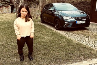 1,20-Meter-Frau ganz groß: „Freie Presse“-Leser helfen Erzgebirgerin, die Fahrschule zu meistern - Celina Röwer ist kleinwüchsig, freut sich nun auf die Fahrschule. Dank der Unterstützung von „Leser helfen“ wurde für sie das Auto des Vaters umgerüstet, sodass sie nach den Prüfungen bald selbst fahren kann. Die 1,20 Meter große Frau wurde in Dresden geboren, lebt aber schon sehr lange in Jahnsdorf.