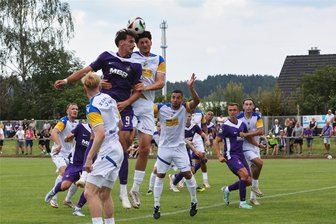 1:3 gegen Jena: Veilchen sehen am Spiegelwald zumindest sportlich keinen Stich - In dieser Szene steigt Aues Ricky Bornschein (links) zum Kopfduell in die Höhe. Die Oberhand indes behielt im Traditionsduell der FC Carl Zeiss Jena.