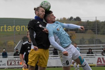 1:3 gegen Schwarzenberg: Oelsnitzer Fußballer scheiden aus Kreispokal aus - Der Schwarzenberger Hannes Freudenberg (r.) und Felix Gathen duellieren sich beim Kopfball. Der Oelsnitzer verletzte sich in dieser Szene im Gesicht und blieb zur Halbzeit in der Kabine.