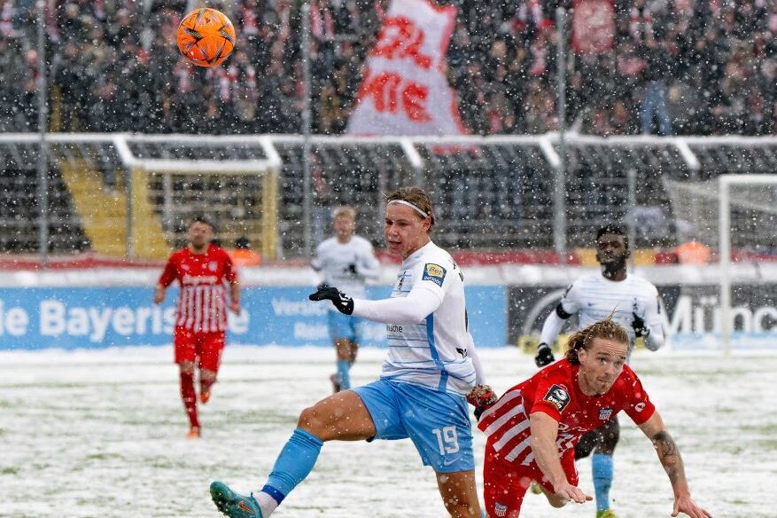 1:3-Niederlage gegen TSV 1860: FSV Zwickau lässt die Punkte in München - Münchens Fynn Lakenmacher (l.) und Zwickaus Nils Butzen (r.)