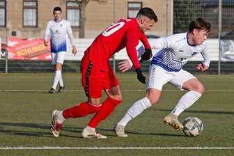 1:3 statt 0:7: Warum der VfB Empor Glauchau mit seiner Testspiel-Niederlage gegen ZFC Meuselwitz leben konnte - Der Glauchauer Louis Gaida (rechts) behauptet in dieser Szene aus dem Testspiel gegen Meuselwitz den Ball im Mittelfeld.