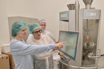 1,4 Millionen Euro für die Zukunft: Wie Zwickauer die Arzneimittel von morgen entwickeln - Anett Rudolph vom Bereich Tech-Transfer, Projektleiterin Fatima Hertel, und Andreas Ritter, der Technische Leiter (v. l.), an der Kapselfüllmaschine.