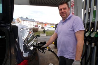 1,47 Euro für den Liter Super in Tschechien: So günstig tanken Erzgebirger 20 Kilometer hinter der Grenze - Steffen Bohnsack aus Annaberg-Buchholz tankt in Chomutov an der Globus-Tankstelle.