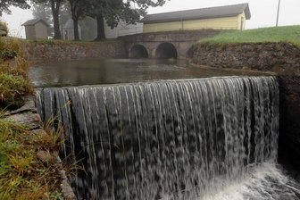 1,5 Millionen Kubikmeter Wasser: Ein komplexes Zusammenspiel am Großhartmannsdorfer Teich - Im Schnitt fließen derzeit 750 Liter pro Sekunde aus dem Unteren Großhartmannsdorfer Teich. Das Foto zeigt die Hochwasserentlastung mit dem Fluterhaus. Es gibt aber noch weitere Ablässe. 