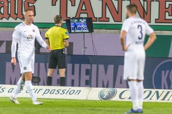 1. FC Erzgebirge Aue hält Unentschieden in Unterzahl - Schiedsrichter Sven Waschitzki schaute auf der Baustelle Wildparkstadion am Montagabend zweimal auf den Bildschirm: Einmal korrigierte er eine Entscheidung zu Ungunsten, einmal zum Vorteil der Veilchen.