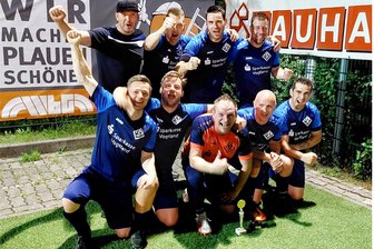 1. FC Wacker Plauen feiert den Sport: Leubnitzer gewinnen Ü-35-Turnier - Der Leubnitzer SV hat den Ü-35-WbG-Pokal auf der Wacker gewonnen.