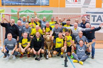 1. Internationales Hallenmasters in Plauen: „Das war ein richtig tolles Fußbalfest“ - Die Siegermannschaft vom VFC Plauen (in Gelb-Schwarz) mit dem Zweitplatzierten Union Oldstars Sibiu aus Rumänien (in Grau).