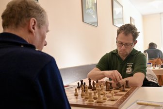 1. Landesklasse: Luft für Stollberger Schachspieler wird immer dünner - Als einziger Stollberger ging Stefan Kapp (r.) gegen Großröhrsdorf als Sieger vom Brett.