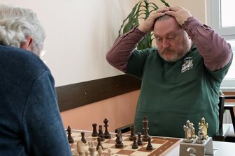 1. Landesklasse: Stollberger Schachspieler verlieren zum Auftakt - Jens Hänel rauft sich die Haare. An Brett 3 hatte er von Beginn an die schlechtere Stellung, aus der er sich nie so richtig befreien konnte.