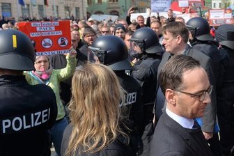 1. Mai: Es geht wieder um etwas - Justizminister Heiko Maas (vorn rechts) ist am Sonntag bei der Maikundgebung auf dem Zwickauer Hauptmarkt von Demonstranten des Bürgerforums Zwickau, darunter Rechtsextremen, niedergebrüllt worden.