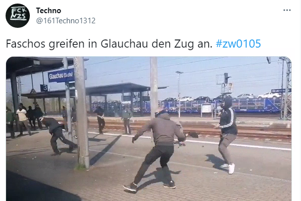 1. Mai in Zwickau: Friedliche Demos trotz Angriffen während der An- und Abreise - Am Bahnhof Glauchau warfen Anhänger des III. Weges Steine auf einen Zug, in dem Gegendemonstranten unterwegs nach Zwickau waren. 