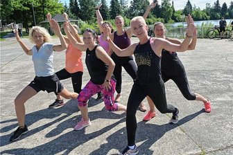 1. Oelsnitzer Sport- & Spaßtag im Waldbad-Gelände - An der Station des Energiewerks Oelsnitz gings um Zumba Fitness – vorn rechts Grit Lindner vom Energiewerk.