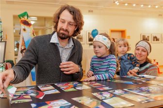 1. Sächsischer Europatag in Annaberg lockt Hunderte Besucher an - Familie Oeser aus Sehmatal mit Nora (4) und Valentin (1) nahm an der Europa-Rallye teil. An Info-Ständen warteten Quizfragen und Mitmachangebote, hier ein Magnetkarten-Puzzle. Ab zwölf Teilnahmesternen gab es einen kleinen Preis. 