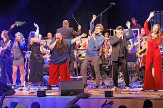1. Todestag von Jens Pfretzschner: So emotional war das Gedenkkonzert seines Sohnes - Stephanie Lindner, Selina Tulasoglu, Selma Semmoudi, Carsten Göpfert, Adam Kesselhaut und Leandra Johne (von links) bei der ersten Zugabe, dem Beatles-Klassiker "Hey Jude". 