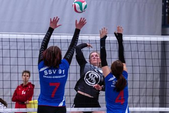 1. VVF gegen SSV 91: Spitzenreiter behält die Ruhe und baut Vorsprung aus - Erneut abgeblockt: Die Volleyballerinnen des SSV Brand-Erbisdorf um Kristina Makowski (l.) und Vreni Schröter (r.) setzten sich erneut gegen die Damen des 1. VVF, hier mit Jenny Rehwagen durch.